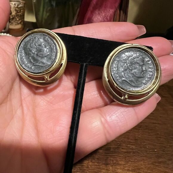 VINTAGE NAPOLEON SILVERTONE COIN EARRINGS - Picture 4 of 4